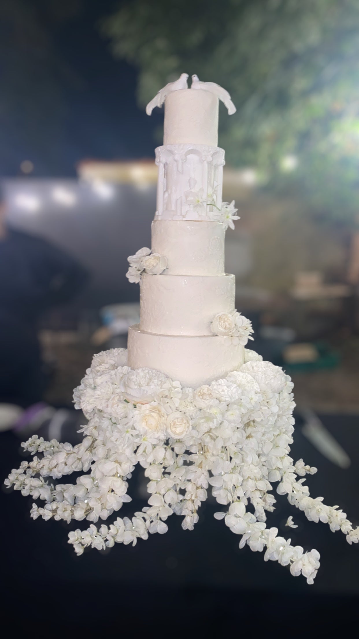 Wedding Cake Personnalisé – L’élégance sur-mesure pour le plus beau jour de votre vie